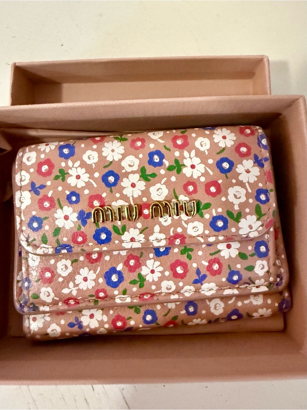 Miu Miu Portamonete authentic tri fold wallet in original
Box